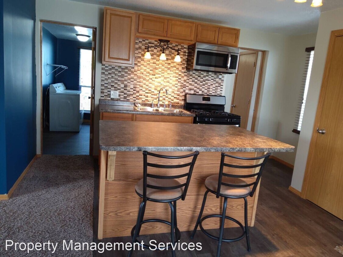 Foto principal - 2 br, 1 bath House - 215 E Smith St