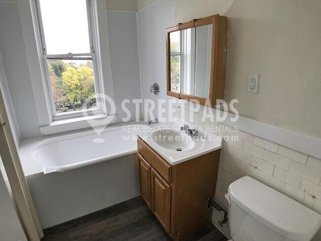 Building Photo - bedroom in Boston MA 02215