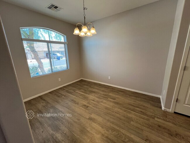 Foto del edificio - 11641 W Western Ave