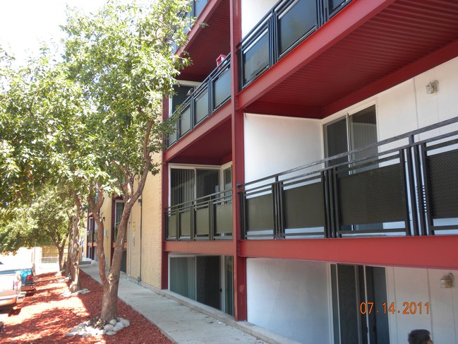 El Newark Apartaments - 11600 E 16th Avenue