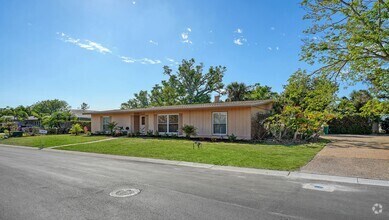 Building Photo - 990 Bogey Ln