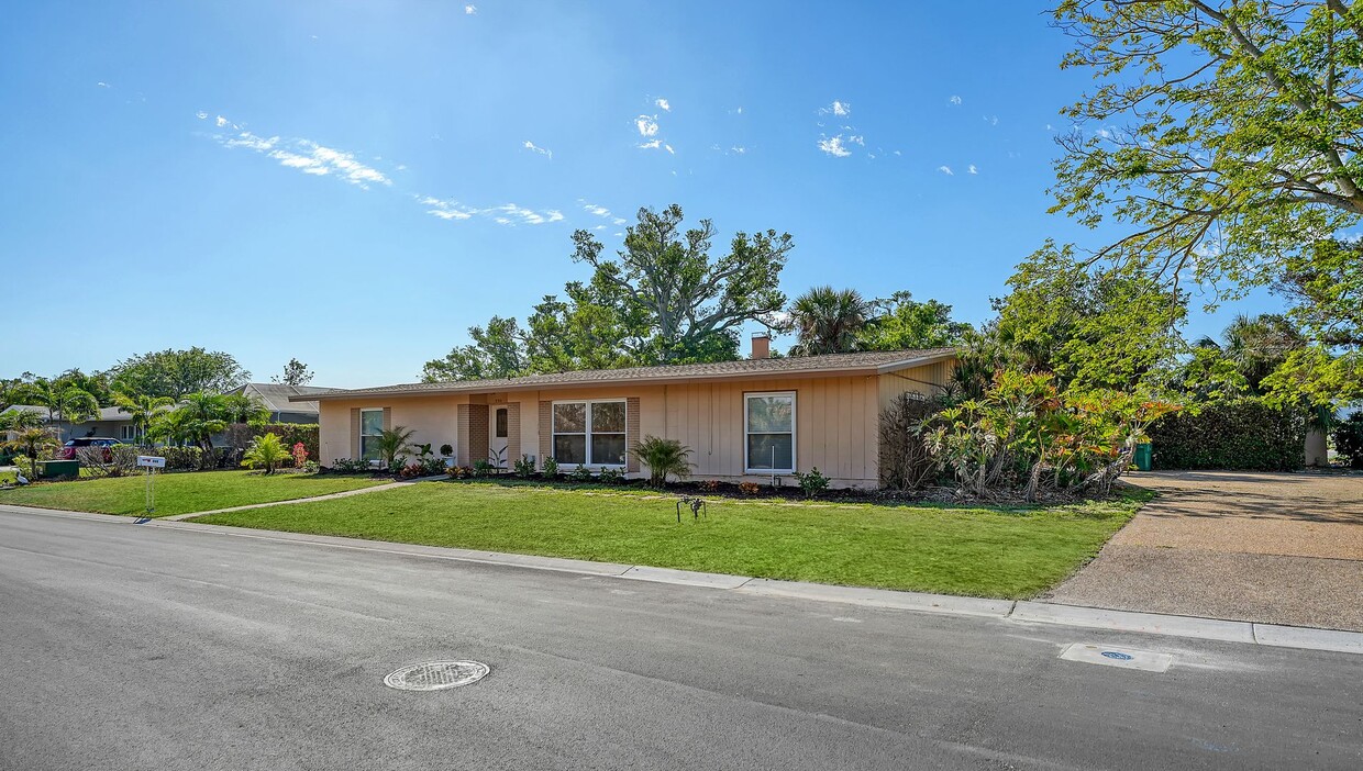 Primary Photo - Fully Furnished 3 Bedroom 2 bath Single Fa...