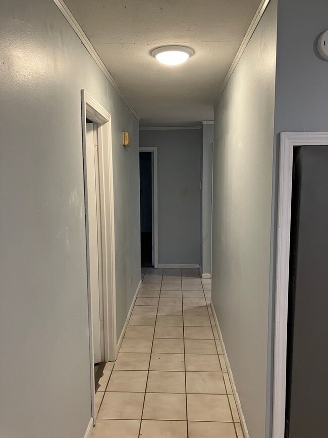 Building Photo - 726 Robindale Dr