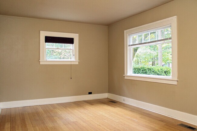 Foto del edificio - Cute 2 Bedroom Bungalow w/Hardwoods in Cov...