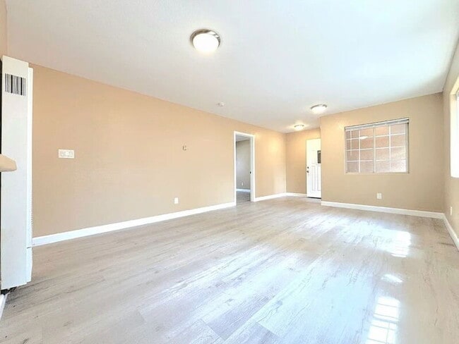 Foto del edificio - 1385 E Vernon Ave