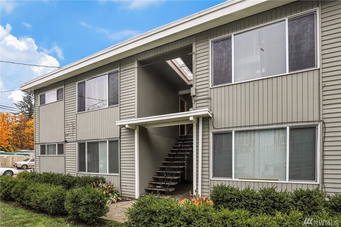 Well maintained 4-plex apartment building - 9015 9th Ave SW