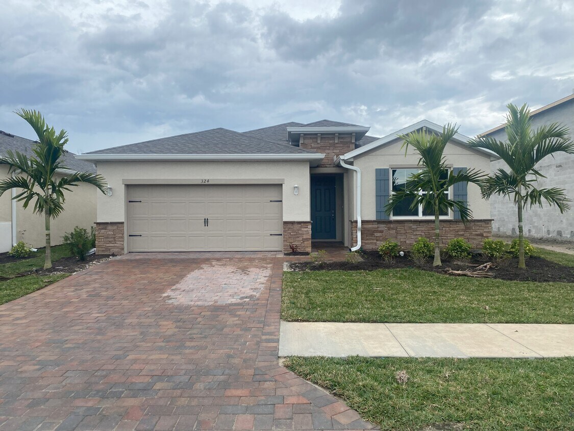 Foto principal - 615 Parkshore Lk Ave