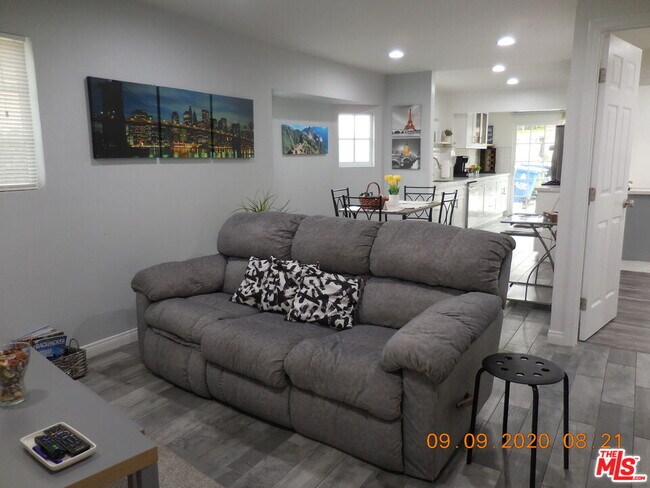 Foto del edificio - 4233 Lockwood Ave