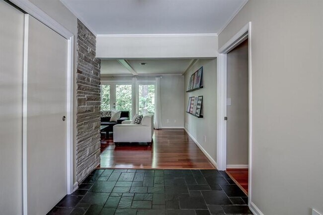 Foto del edificio - 720 Langford Ln NW
