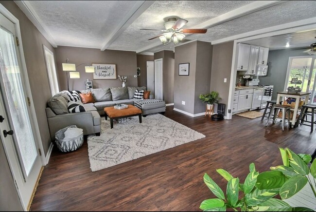 Building Photo - HOUSE....3 Bed 1 Bath
