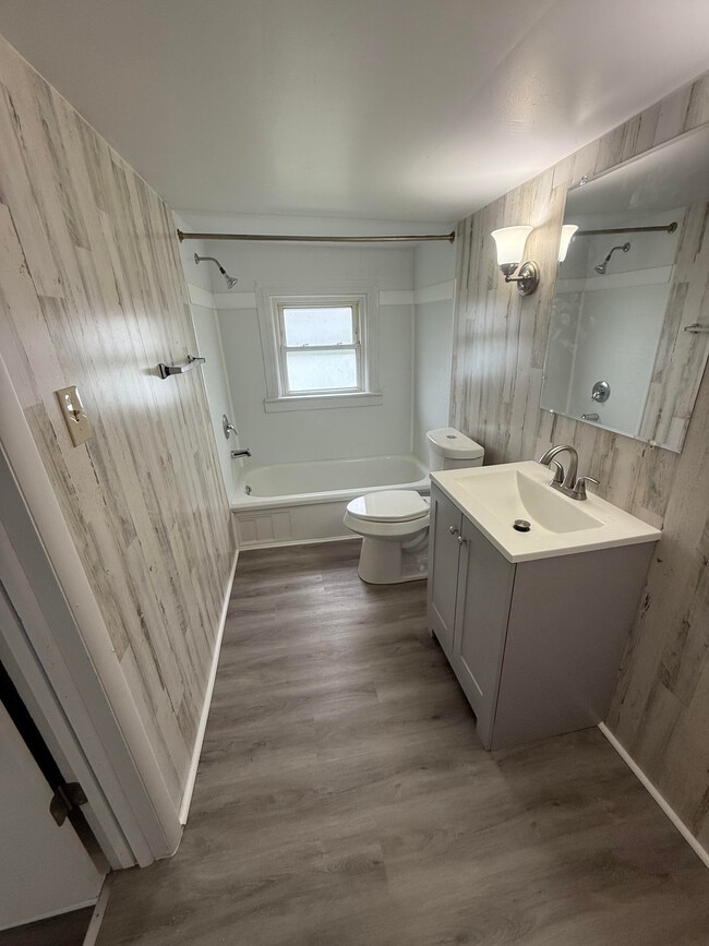 Building Photo - 216 Neil St