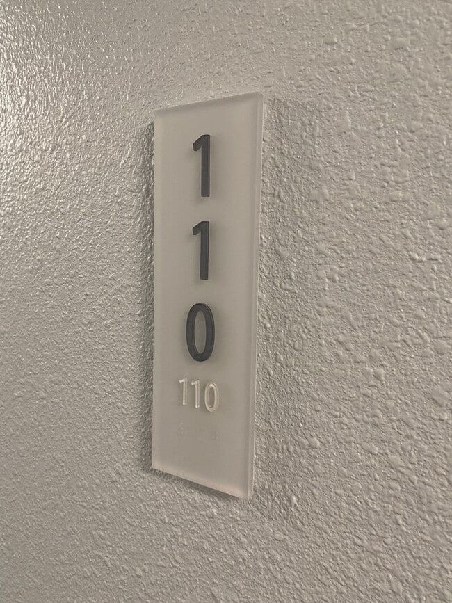 Building Photo - ADA accessible 1 bed 1 bath unit in fully renovated complex
