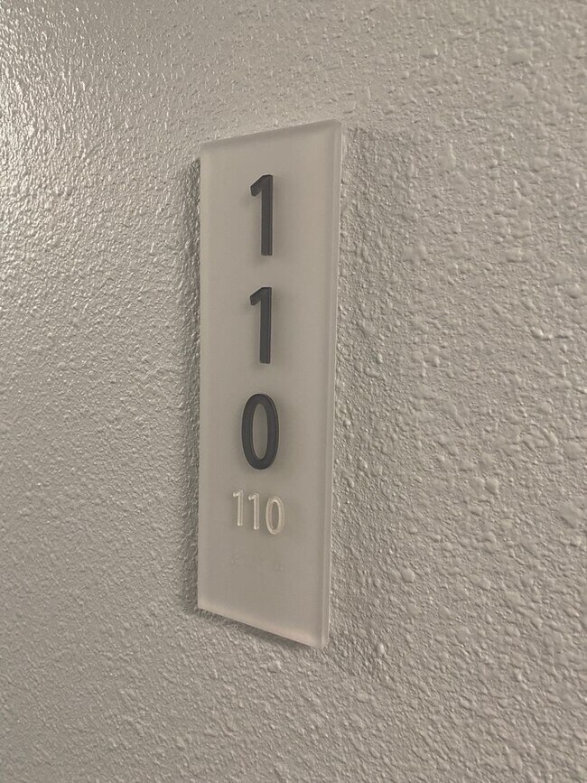 Foto del edificio - ADA accessible 1 bed 1 bath unit in fully renovated complex