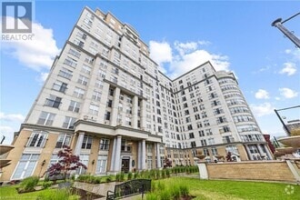 Building Photo - 135 James St S