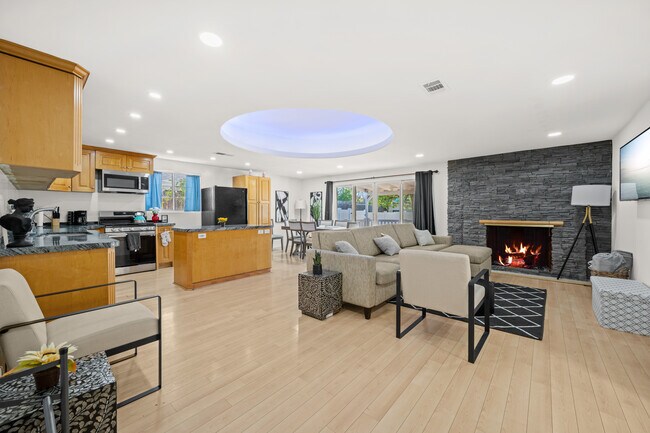 Foto del edificio - 6527 Woodlake Ave