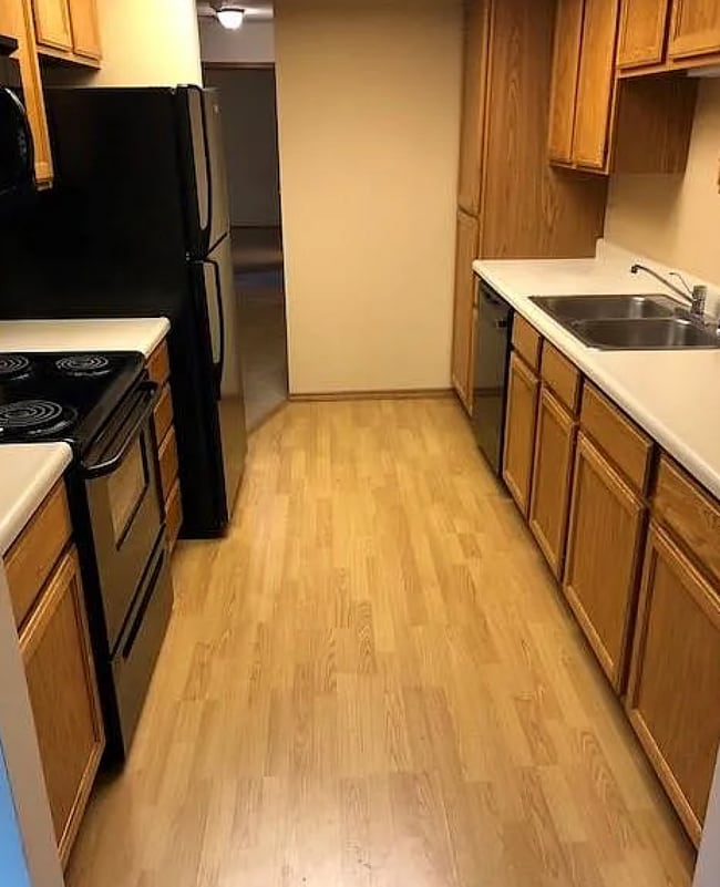 Building Photo - Beautiful & Spacious 2 Bed / 2 Bath Condo Near MSU – Top-Floor with Garage!