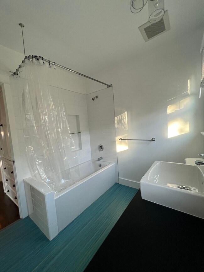 Baño - 3234 W 27th St
