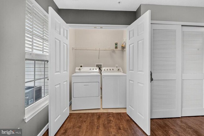 Building Photo - 711 Wineberry Way