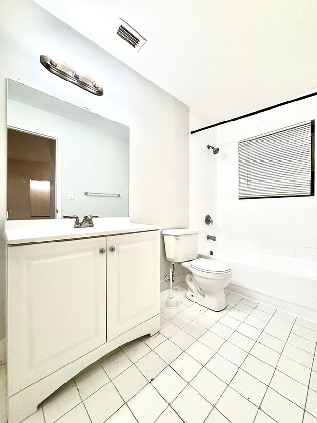 Foto del edificio - 3 Bedroom Private home with yard