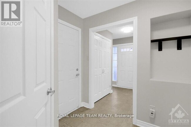 Building Photo - 914 Messor Cres