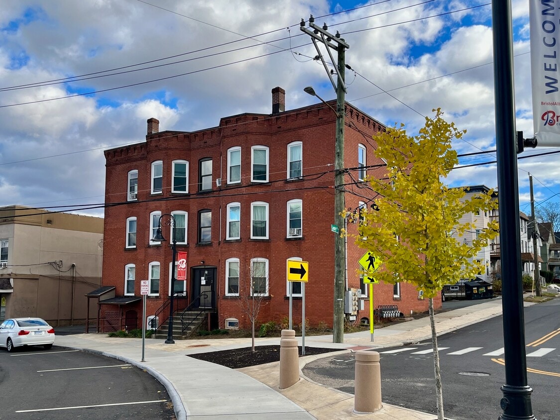 Primary Photo - 19 Divinity St