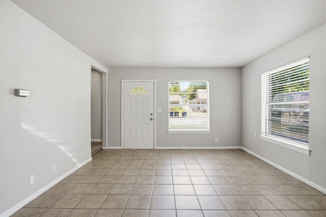 Building Photo - 3211 Rogers Ave