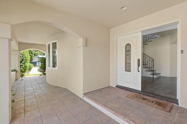 Building Photo - Elegant 5-Bedroom Estate with Pool in Prime Woodland Hills