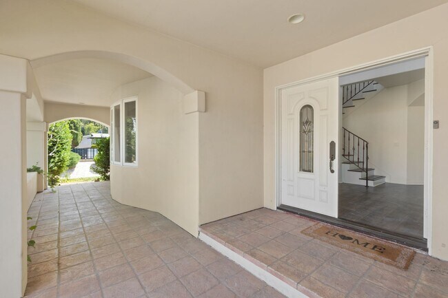 Foto del edificio - Elegant 5-Bedroom Estate with Pool in Prime Woodland Hills