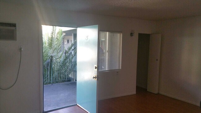 Sala de estar - 10023 Samoa Ave