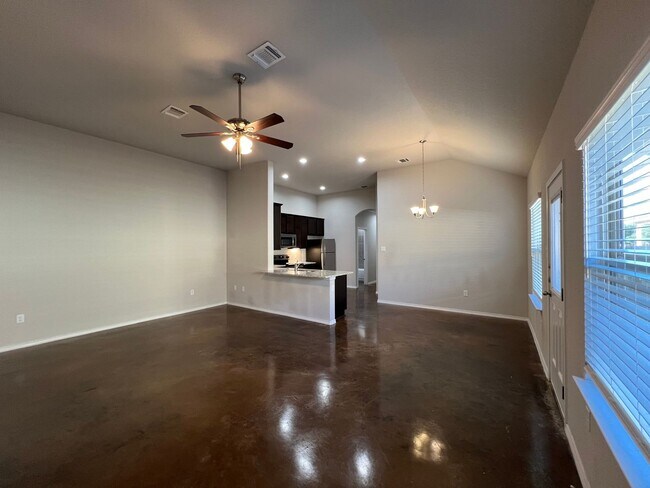 Building Photo - Luxury 3/2 Duplex in Seguin, Texas