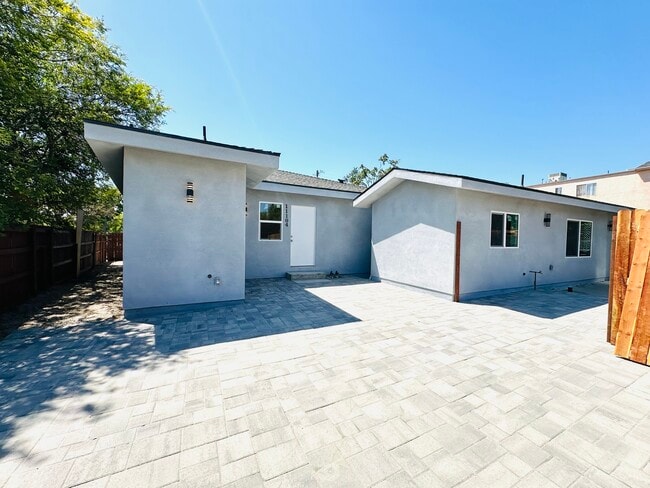 Building Photo - 11104 Oxnard St