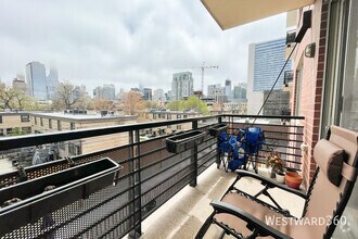 Building Photo - 873 N Larrabee St