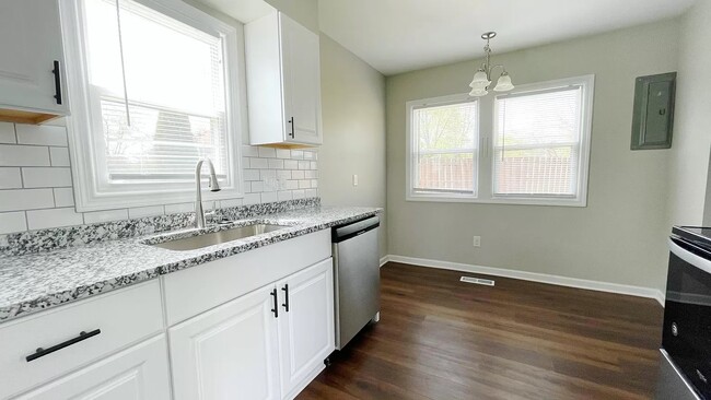 Kitchen/ Dining - 4646 Beacon Hill Rd