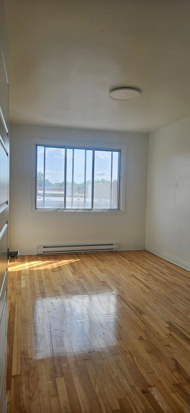 Photo du bâtiment - 8525 Av Wiseman