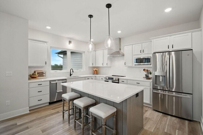 Foto del edificio - 3 Bedroom Townhome Available November 5th,...