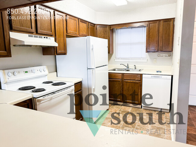 Building Photo - Commodores Landing