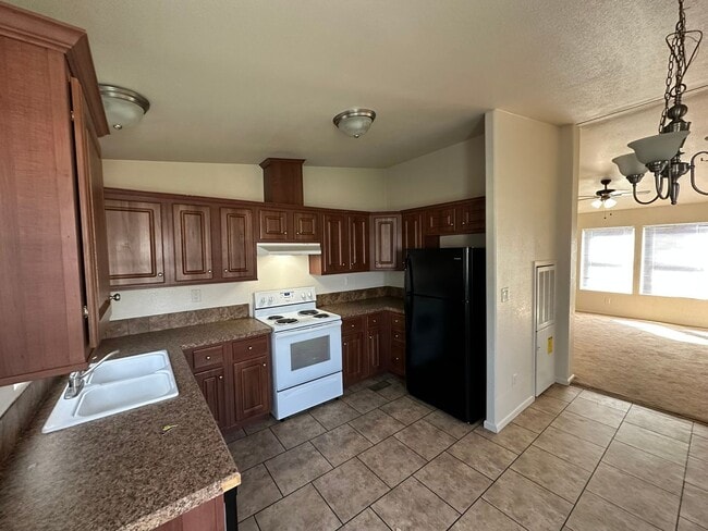 Building Photo - 3 Bed 2 Bath Duplex