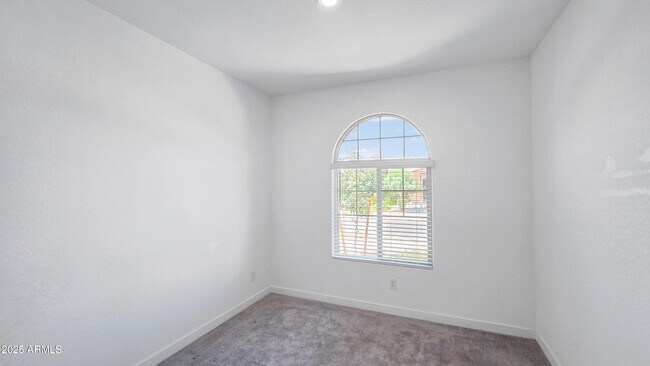 Foto del edificio - 2563 W Hidalgo Ave