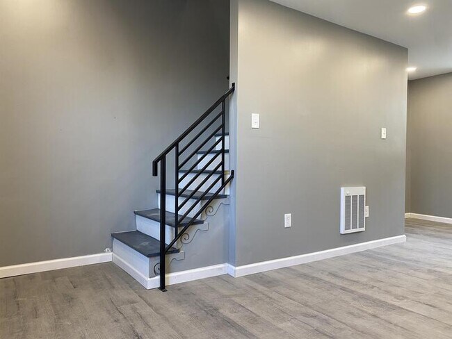 Building Photo - 5418 Summer St