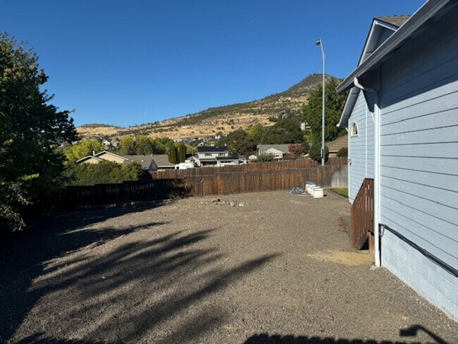 Building Photo - HUGE FENCED IN YARD W/ A 3 CAR GARAGE ON C...