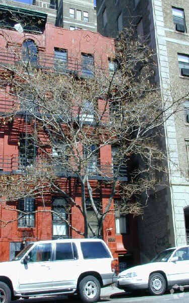 Building Photo - 333 W 29th St