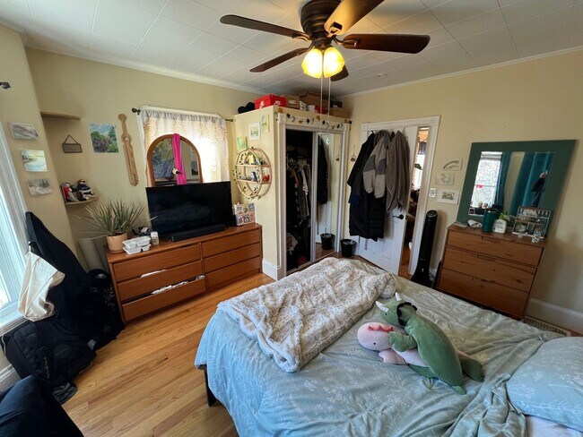 Building Photo - EXTEMELY NICE SOMERVILLE 4 BED!!!