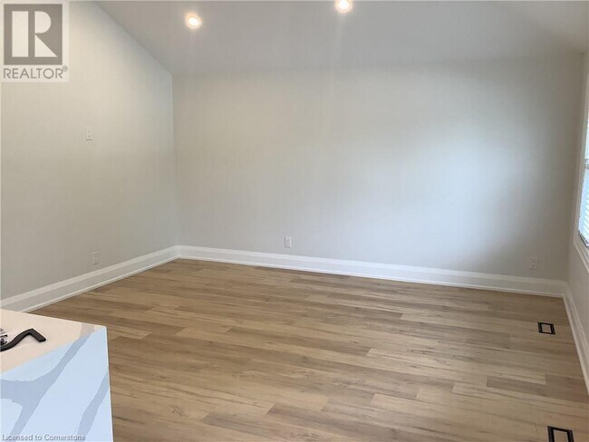 Photo du bâtiment - 229 W 18th St