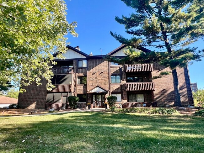 Building Photo - 5985 Lakeside Pl