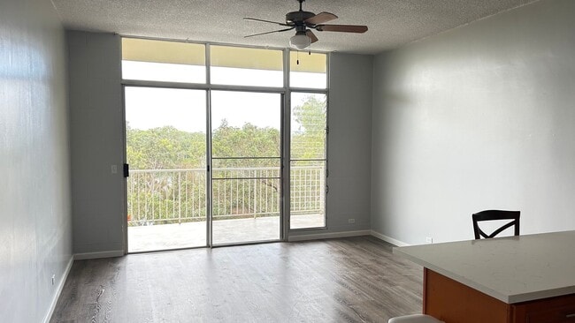 Building Photo - 2 Bed, 1 Bath Top-Floor Corner Condo with Lake Views