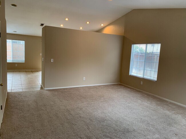 Building Photo - Beautiful Single Story 3 Bedroom, 2 Bath B...