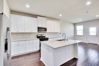 Building Photo - 8008 Massa Dr