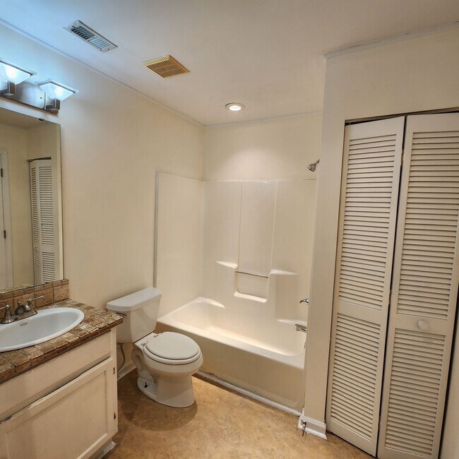 Foto del edificio - 2 Bedroom Condo for rent