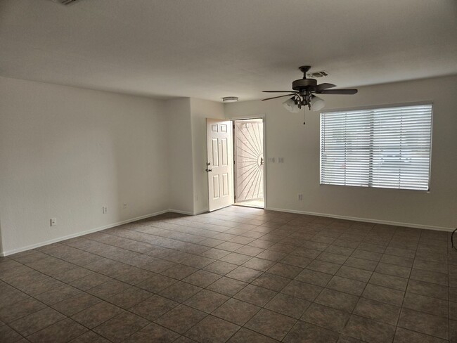 Foto del edificio - 3 bed 2 bath in Goodyear! No HOA