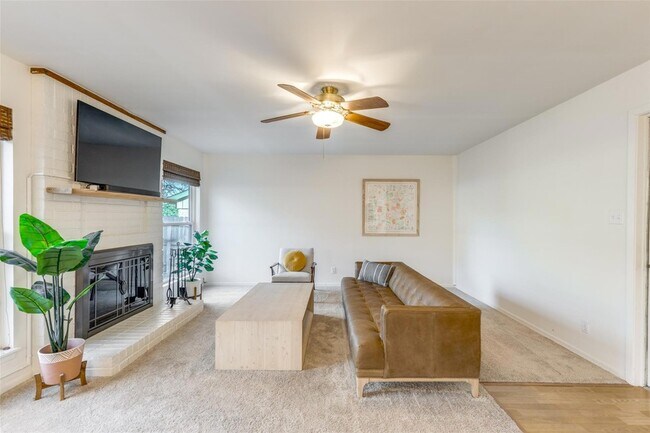 Building Photo - 4002 Biscay Dr